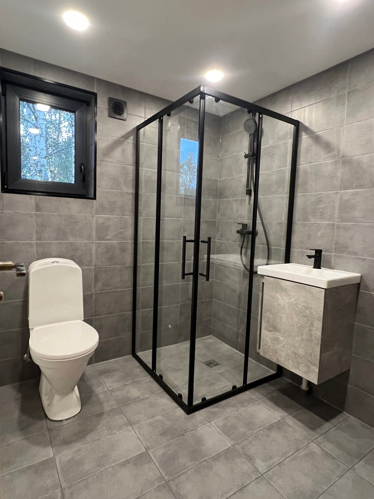 Koka karkasa moduļu mājas vannas istaba ar pilnībā izflīzētu interjeru un mūsdienīgu santehniku