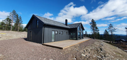 Moderna privātmaja ar plasu terasi un lieliem panorāmas logiem Latvija.