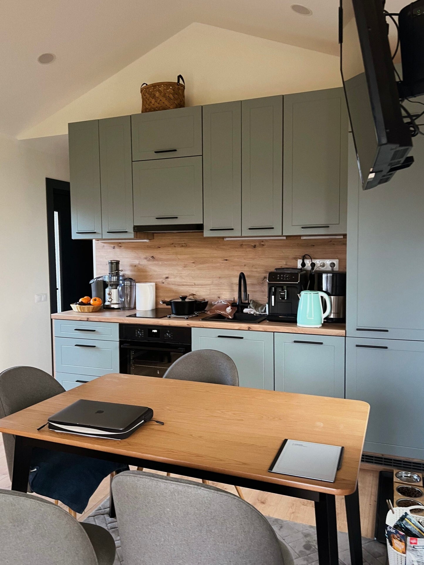 Modernas koka karkasa moduļu mājas Virtuves interjers, labiekārtots un pilnībā pabeigts