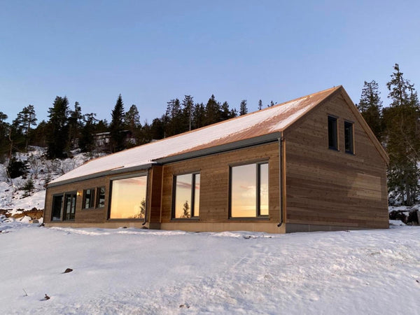 Klasiska Skandināvu koka karkasa māja ar lieliem logiem