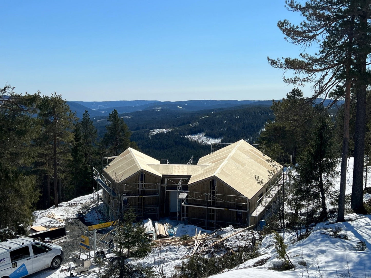 Modernas Koka Karkasa mājas montāža