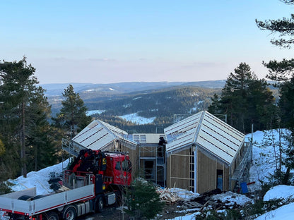 Panelu mājas uzstādīšana ziemas periodā