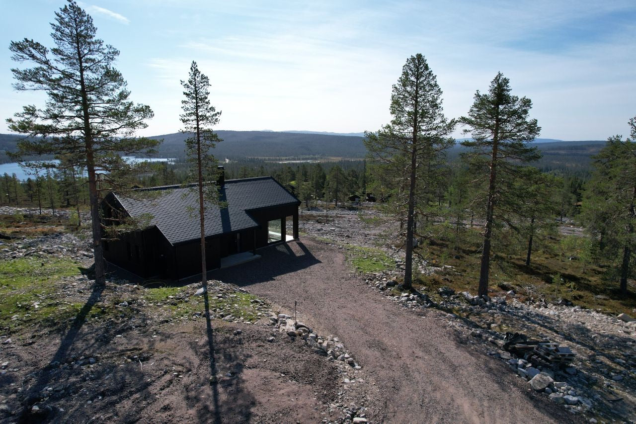 Aina ar Skandināvu tipa māju kur redzams tās jumts pārkares un skurstenis